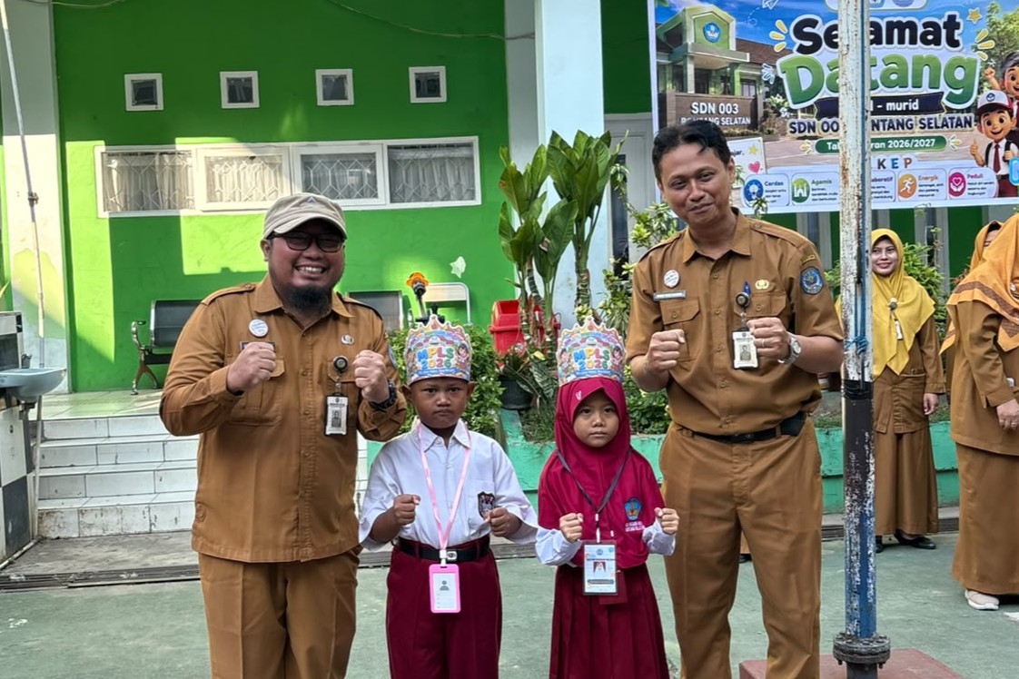 Hari Pertama MPLS Ramah SDN 010 Bontang Selatan Ditandai dengan Upacara Gabungan